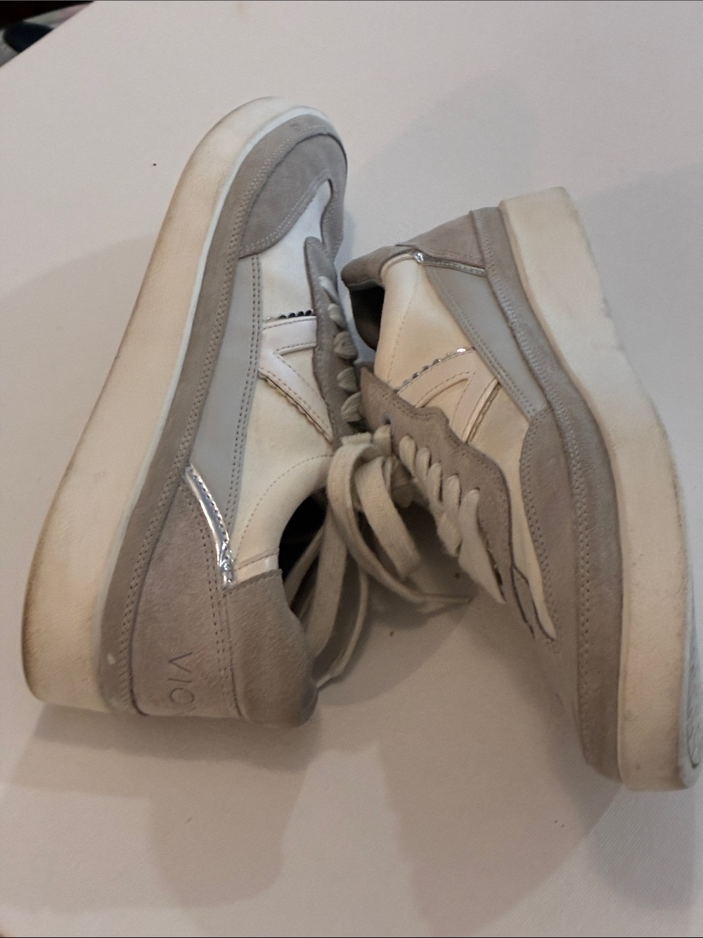 Orthopedic Vionic Womens Suede Metallic Lace-Up Sneakers CreamGray Worn 2x Sz 10